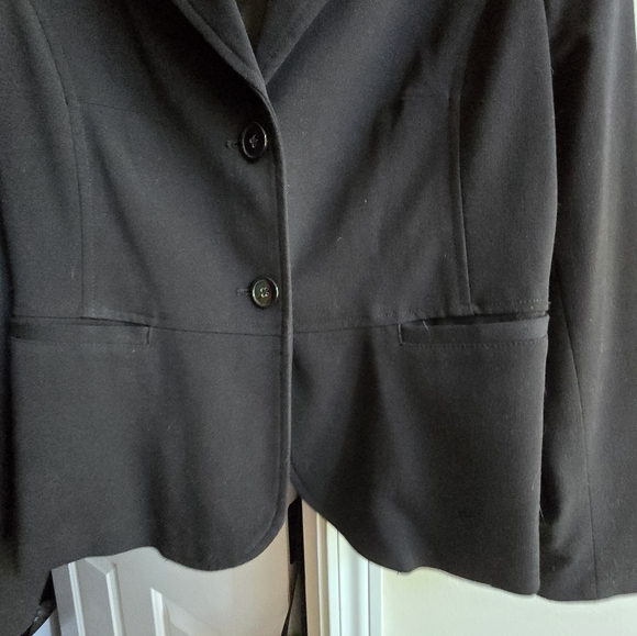 Black stretchy petite jacket. Size 10p - Picture 5 of 7